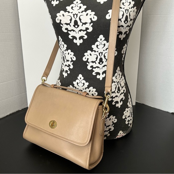 Vintage Coach Court Crossbody in Tan Leather - Picture 14 of 14